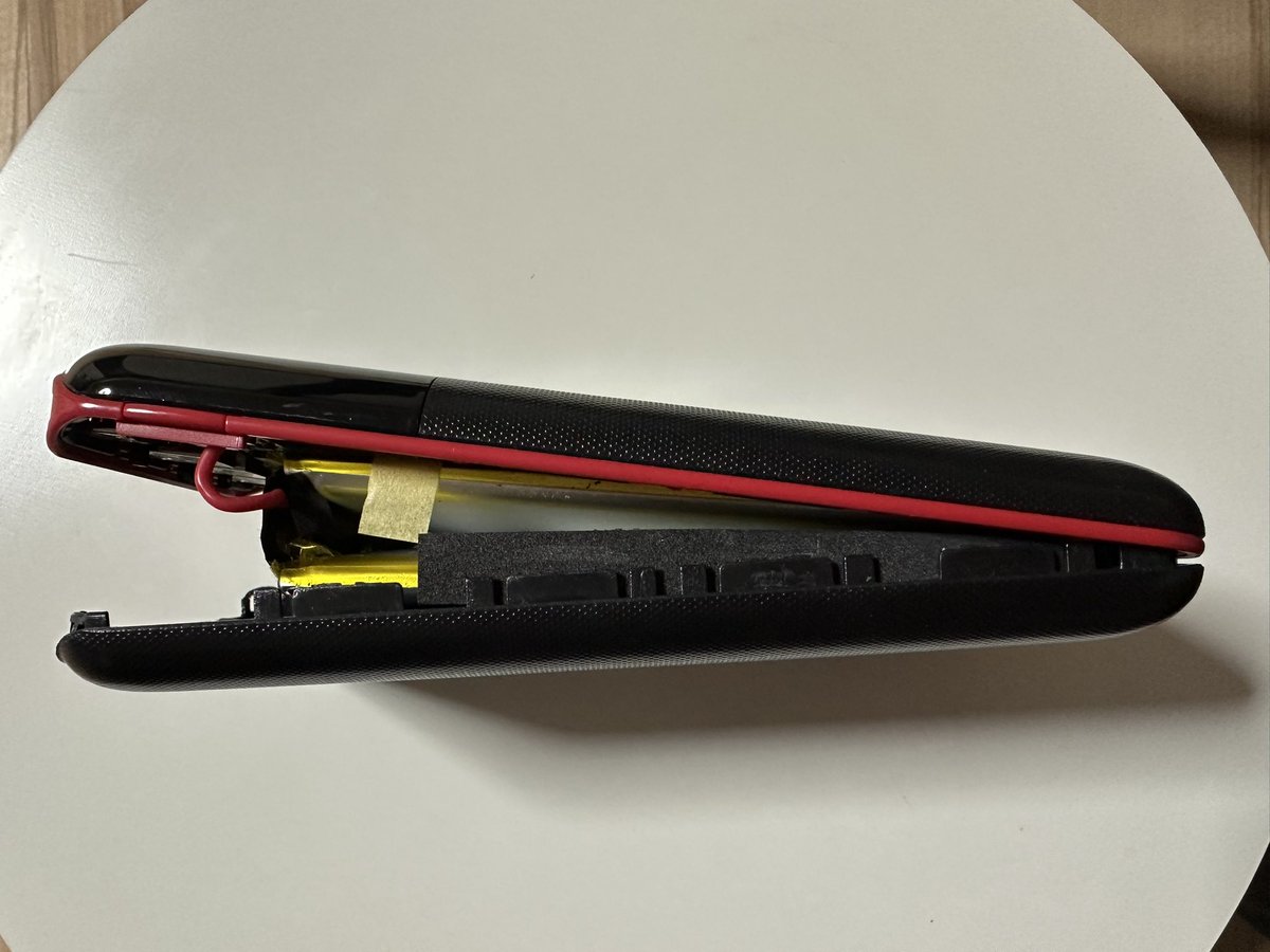 久しぶりにモバイルバッテリー引っ張り出してみたら、ワニみたいになってた💦