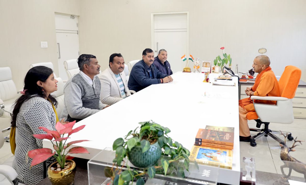 मुख्यमंत्री श्री <a href="/myogiadityanath/">Yogi Adityanath</a> जी महाराज से आज लखनऊ में शिक्षामित्र शिक्षक संघ, उ.प्र. के प्रदेश अध्यक्ष श्री अभय कुमार सिंह जी, प्रदेश प्रभारी श्री संतोष कुमार भट्ट जी  एवं प्रदेश महामंत्री श्री शिवेंद्र प्रताप सिंह जी ने शिष्टाचार भेंट की। 

इस अवसर पर श्री विश्वनाथ कुशवाह