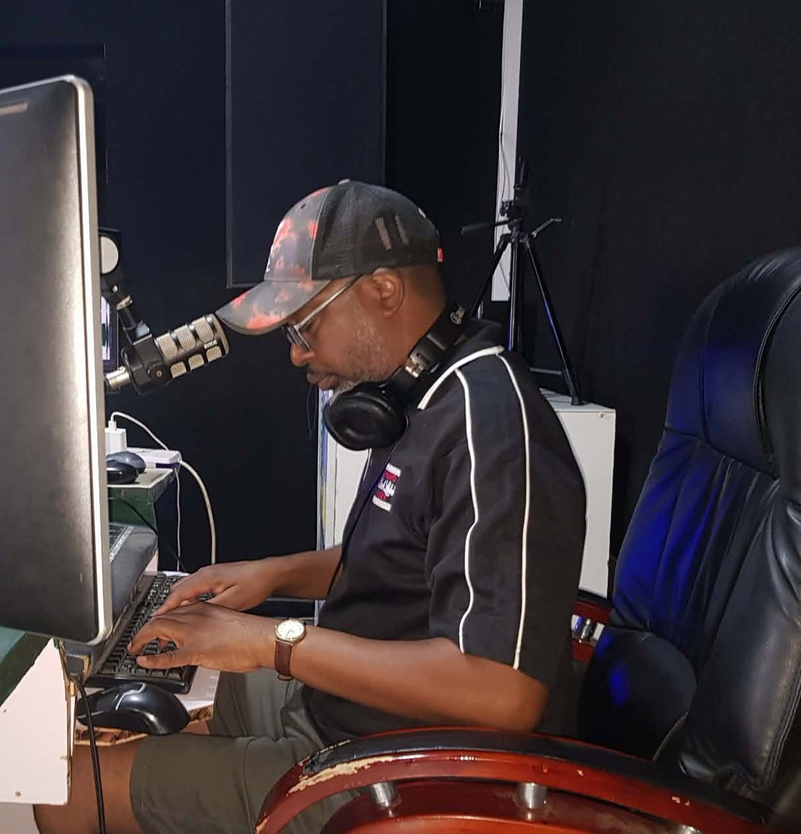 The  session of #TheJazzShow  with the Smooth Pilot aka Uncle Victor is ..ON..  #FlavaFm
till  2Pm. 

87.7fm Copperbelt 
92.1fm Solwezi 
96.9fm Lsk
Download to Stream Live 🌎  App (Apple &amp; Google) Play store. 
#KopalasMostLoved
#WeCanBroadCastFromAnyWhere