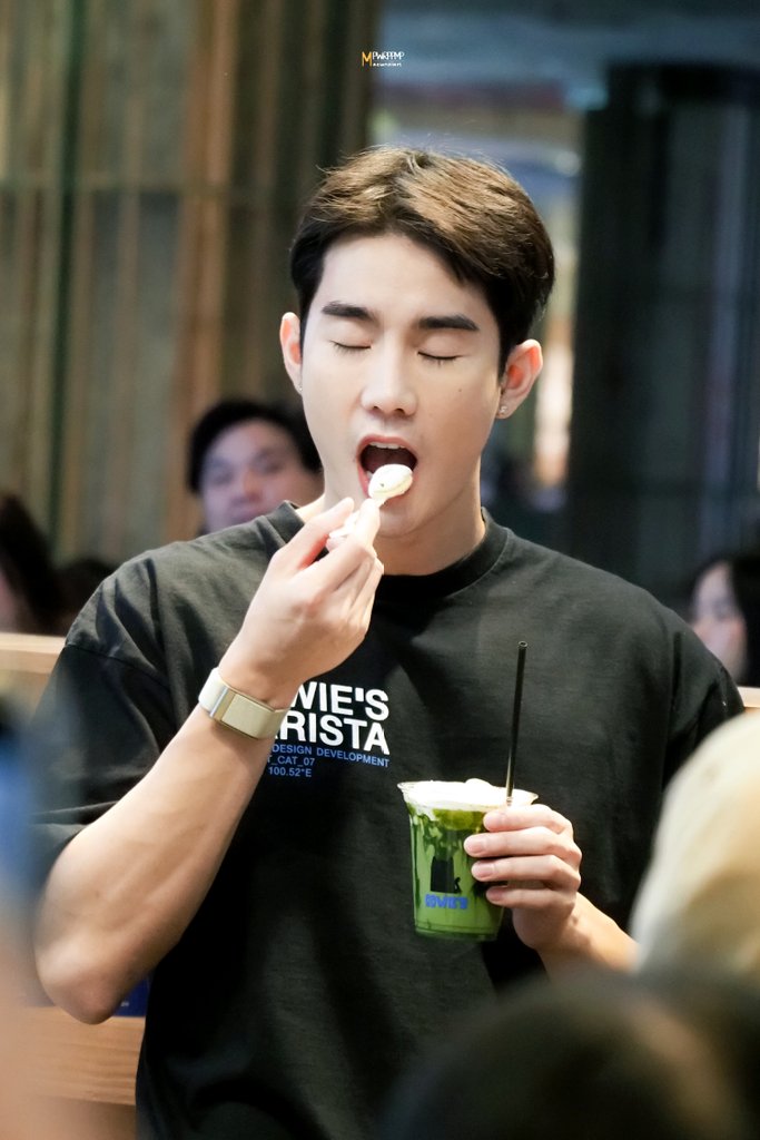 fbjmmp_'s tweet image. 11.01.26📸😻 | #memmorimm *~🎀

ชาเขียวอร่อยมั้ยยยคับ CEO 🍃

#RowiesCoffee
~° #ฟอสบุ๊ค #forcebook 
#fforce_ @fforcejs °~♡