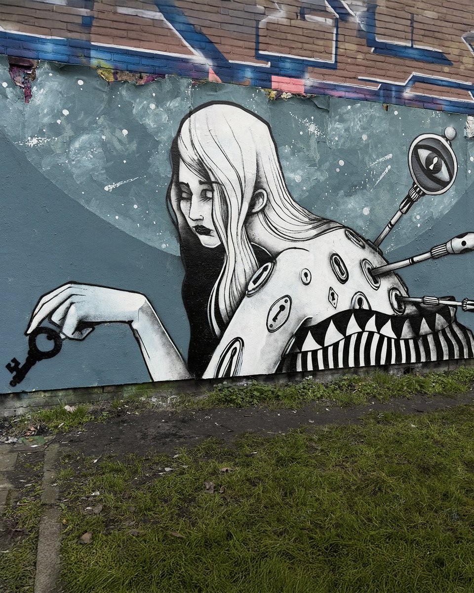 Lady of keys, one of my latest murals in Amsterdam. Discover more 👉 skountart.com/blog/lady-of-k…