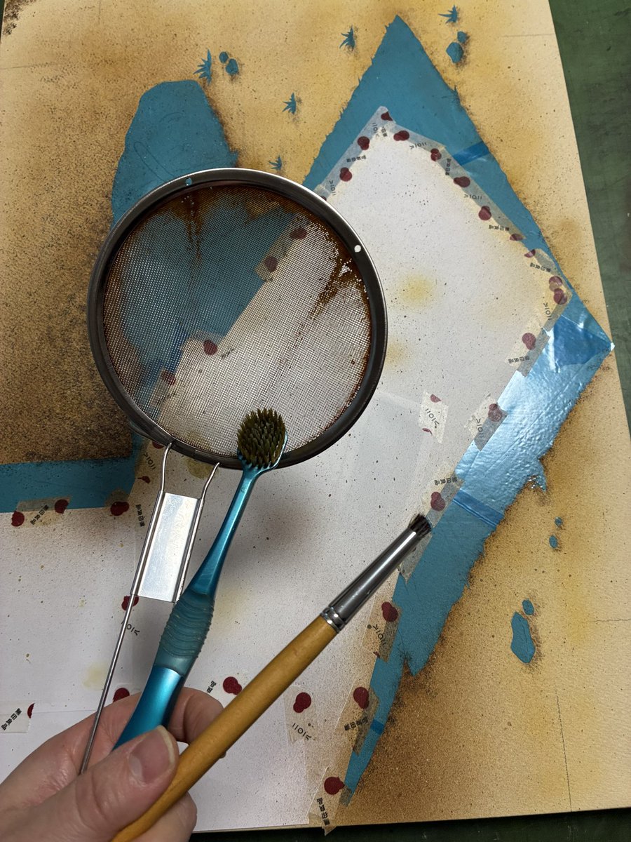 大学時代にバイトして買ったエアブラシが壊れました💦
あらゆる対策をして、AIにも聞いて、結果「メーカーに問い合わせてみては？」と言われ…。
仕方ないのでスパッタリングが出来そうな道具を探して、昔ながらな手法で乗り越えました😅
エアブラシって偉大！
#手描き
#スパッタリング
#エアブラシ