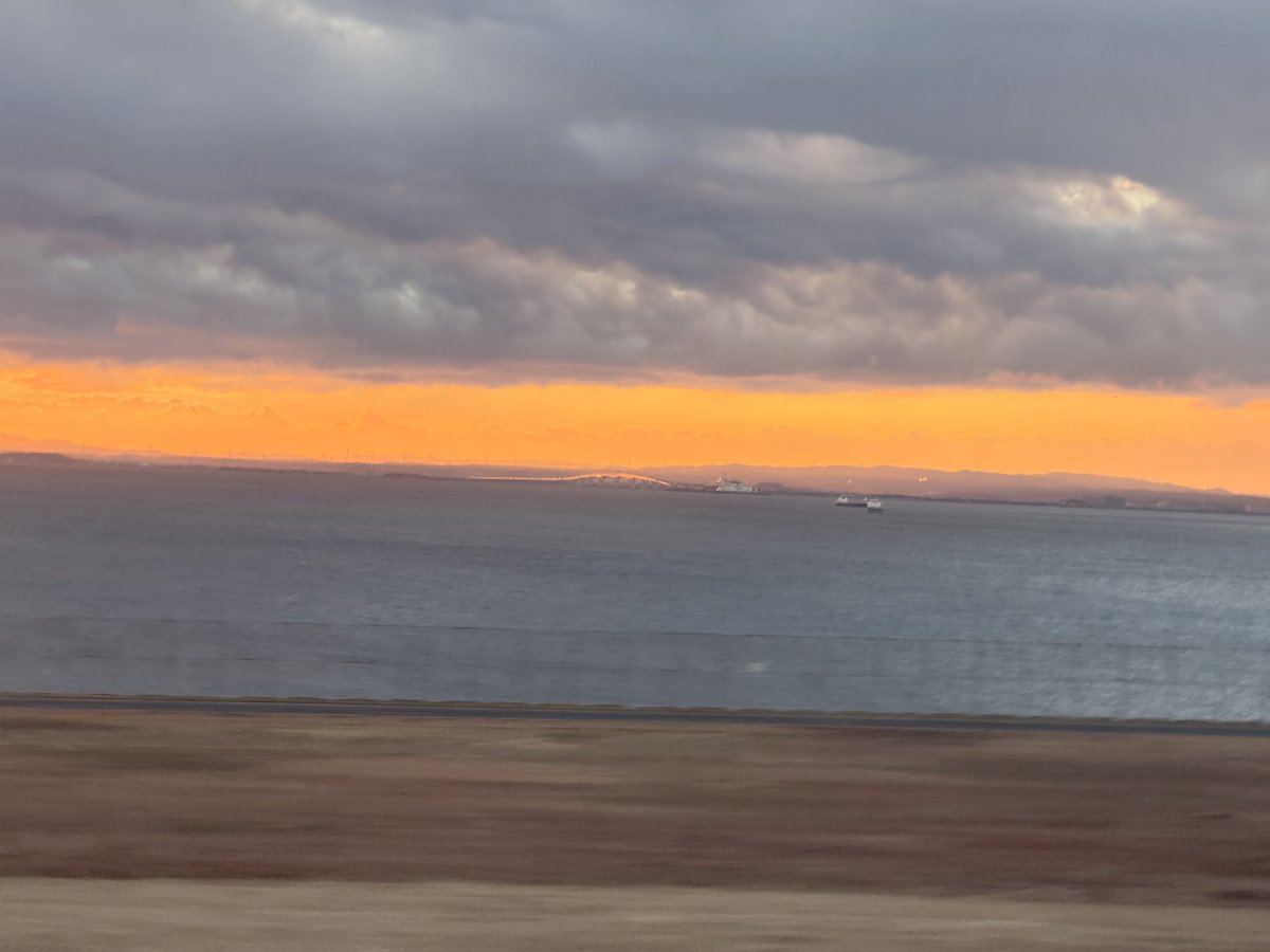 sato_thinking's tweet image. 余白は、人の「やりたかったこと」を動かす。

時間や心に余裕が生まれると、人は自然と、本当はやりたかったことに手を伸ばせるようになる。余白は、次の行動を生むために必要なこと。

こんばんは。
今夜も良い時間をお過ごしください！