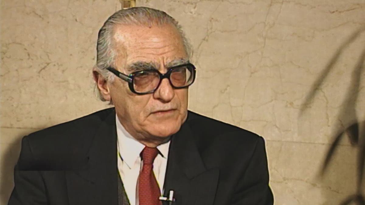 المبهر في انهام قطيع رعاع الاسلاميين وبعض جرابيع اليسار لمراد وهبة بالصهيونية، جاي من ان الراجل كان عنده انتقادات لحماس ولرؤية الاسلام السياسي للقضية الفلسطينية في عمومها

مفيش فعليا اي كتابات او تصريحات للراجل عن اسرائيل تتعدى تأييد مسار أنور السادات والتسوية السياسية مع اسرائيل