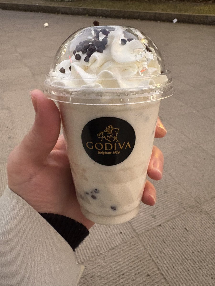 outer_tarasu's tweet image. おすすめされて人生初のGODIVA
めっちゃ美味しい

写真撮り慣れてないから下手くそなのは許して