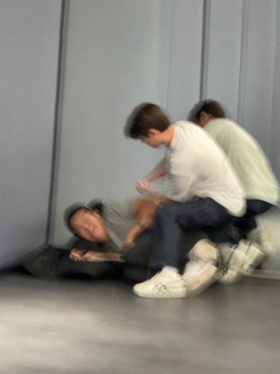 milkteus's tweet image. 260111 sehun 🧼💌

(photo of kyungsoo playfully hitting sehun)
“i’m deleting bubble”