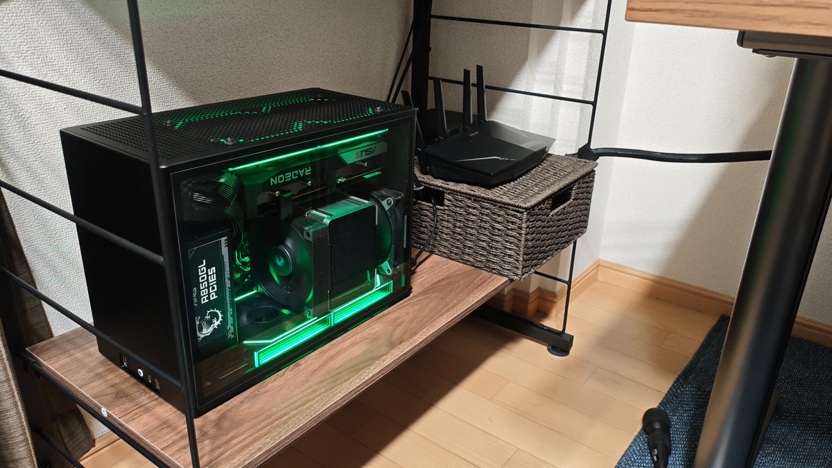 takemabu's tweet photo. ケースをNcase M3 Roundに交換完了。
MicroATX化した事によって棚に収まるサイズになった。
このみっちり感がいい。
マザボ:ASRock B850M Pro RS WiFi
電源:MSI A850GL
クーラー:DeepCool AK500
GPU:ASUS RADEON RX6650XT
#Ncase https://t.co/2F4WIhwdJ0