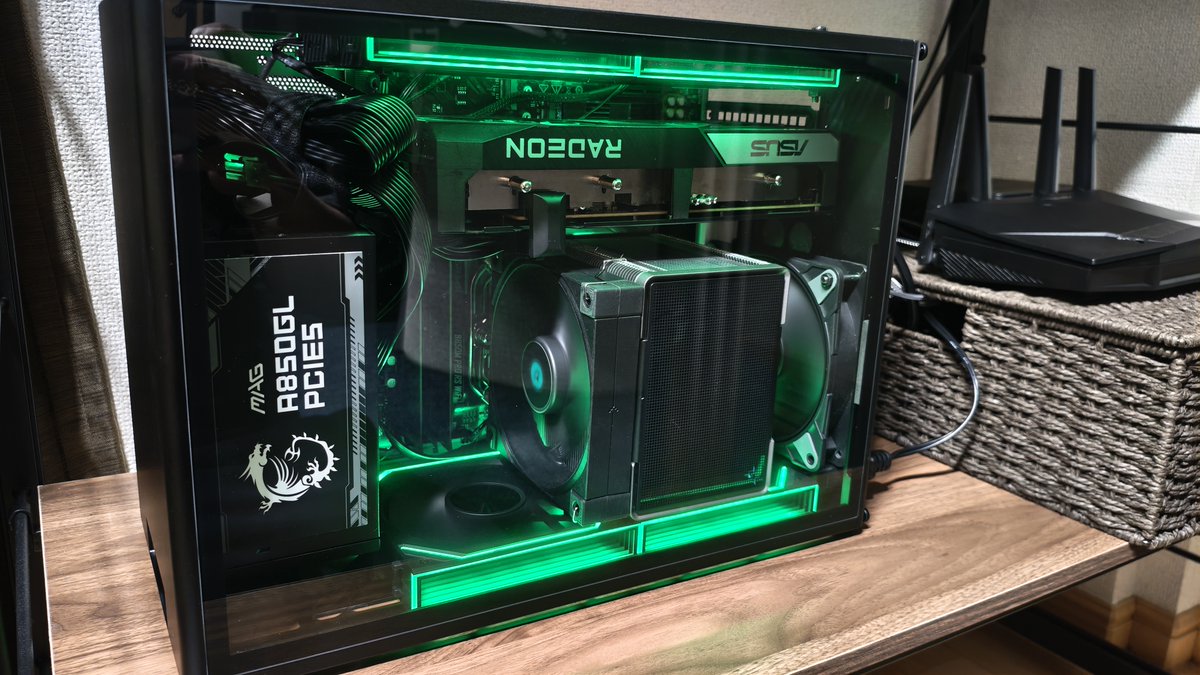 takemabu's tweet photo. ケースをNcase M3 Roundに交換完了。
MicroATX化した事によって棚に収まるサイズになった。
このみっちり感がいい。
マザボ:ASRock B850M Pro RS WiFi
電源:MSI A850GL
クーラー:DeepCool AK500
GPU:ASUS RADEON RX6650XT
#Ncase https://t.co/2F4WIhwdJ0