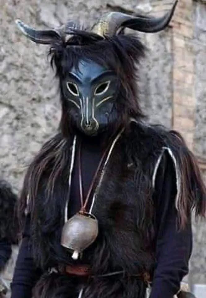 معالي الشيخ د. صالح الفوزان حفظه الله:

إذا عادت الآثار المندرسة والمنسية المطمورة، إذا عادت، ألقى الشيطان في قلوب الجهال والعوام أن فيها بركة وأنهم كانوا يتبركون بها، فتعود الوثنية

[شرح كتاب الفتن والحوادث صـ108]

#خرافة_يناير