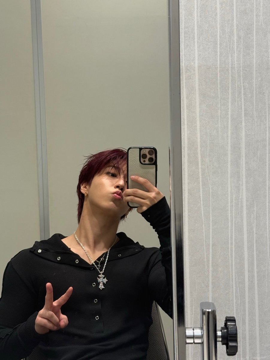 han gallery tweet media