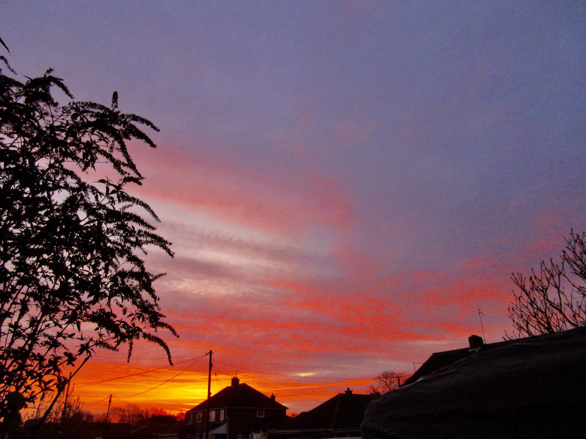 Pre-sunrise this morning at Waterbeach, temperature 0°c…<a href="/StormHour/">#StormHour</a>