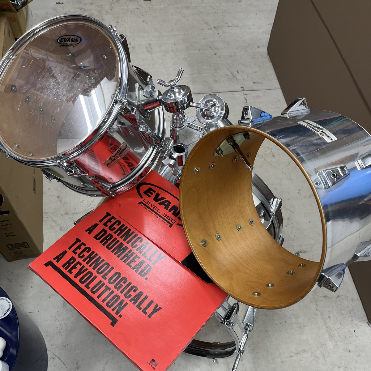 GMTrecords_pro's tweet image. 事務仕事の息抜きに、半年サボっていた古いドラムの13インチタムにヘッドを張りました
でも裏のヘッドが見つからず、30数年前のブラックビートを張る😂
良いけれど明らかに音色が違う 
#drumgear #drumtuning