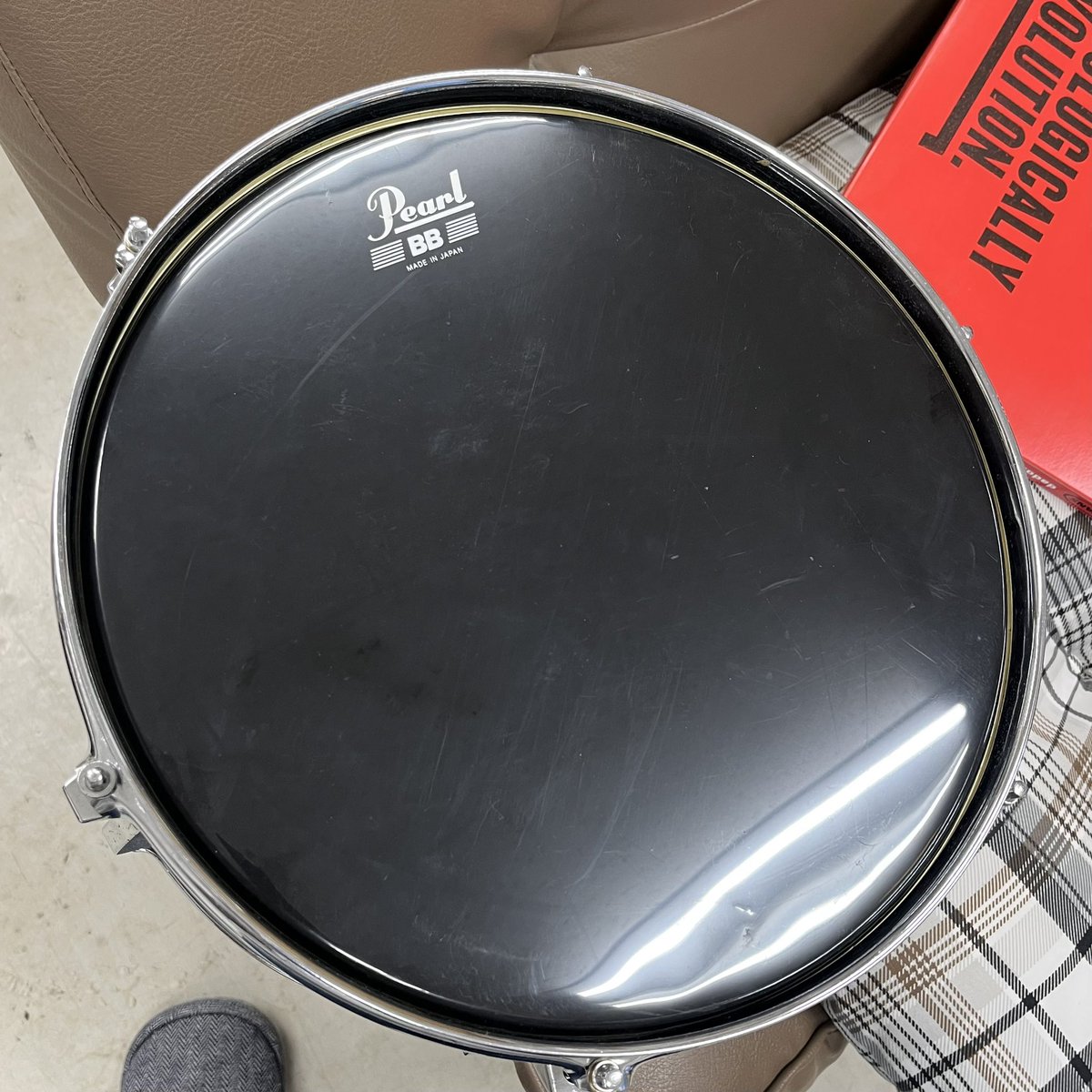 GMTrecords_pro's tweet image. 事務仕事の息抜きに、半年サボっていた古いドラムの13インチタムにヘッドを張りました
でも裏のヘッドが見つからず、30数年前のブラックビートを張る😂
良いけれど明らかに音色が違う 
#drumgear #drumtuning