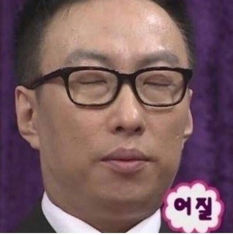 아저씬 연초라 그런건지 역시나 일이 바쁘네. 그래도 밥은 잘 먹고 다닌다. 왜냐하면 어제 동료 결혼식에 갔다 왔거든. … 아저씨는 일과 결혼했다.