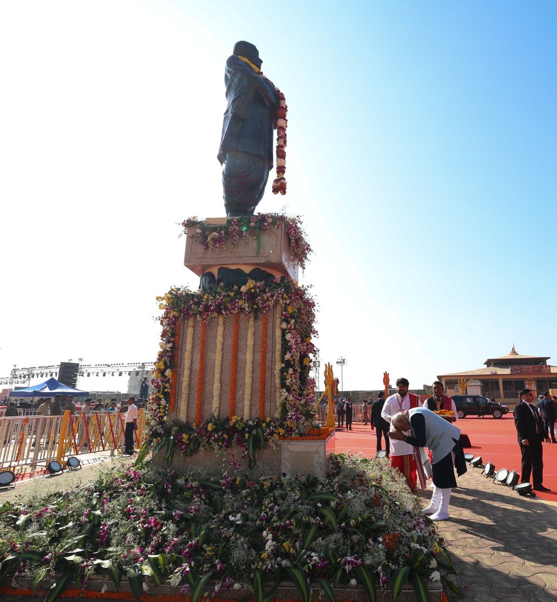 देश के पास सरदार पटेल जैसी महान विभूति नहीं होती तो सोमनाथ मंदिर को आज इस रूप में हम नहीं देख पाते। 1947 में दीपावली के दौरान यहां की यात्रा ने उन्हें इतना भावविभोर कर दिया कि उन्होंने एक भव्य मंदिर के पुनर्निर्माण का संकल्प ले लिया। मई 1951 में जब मंदिर के द्वार श्रद्धालुओं के