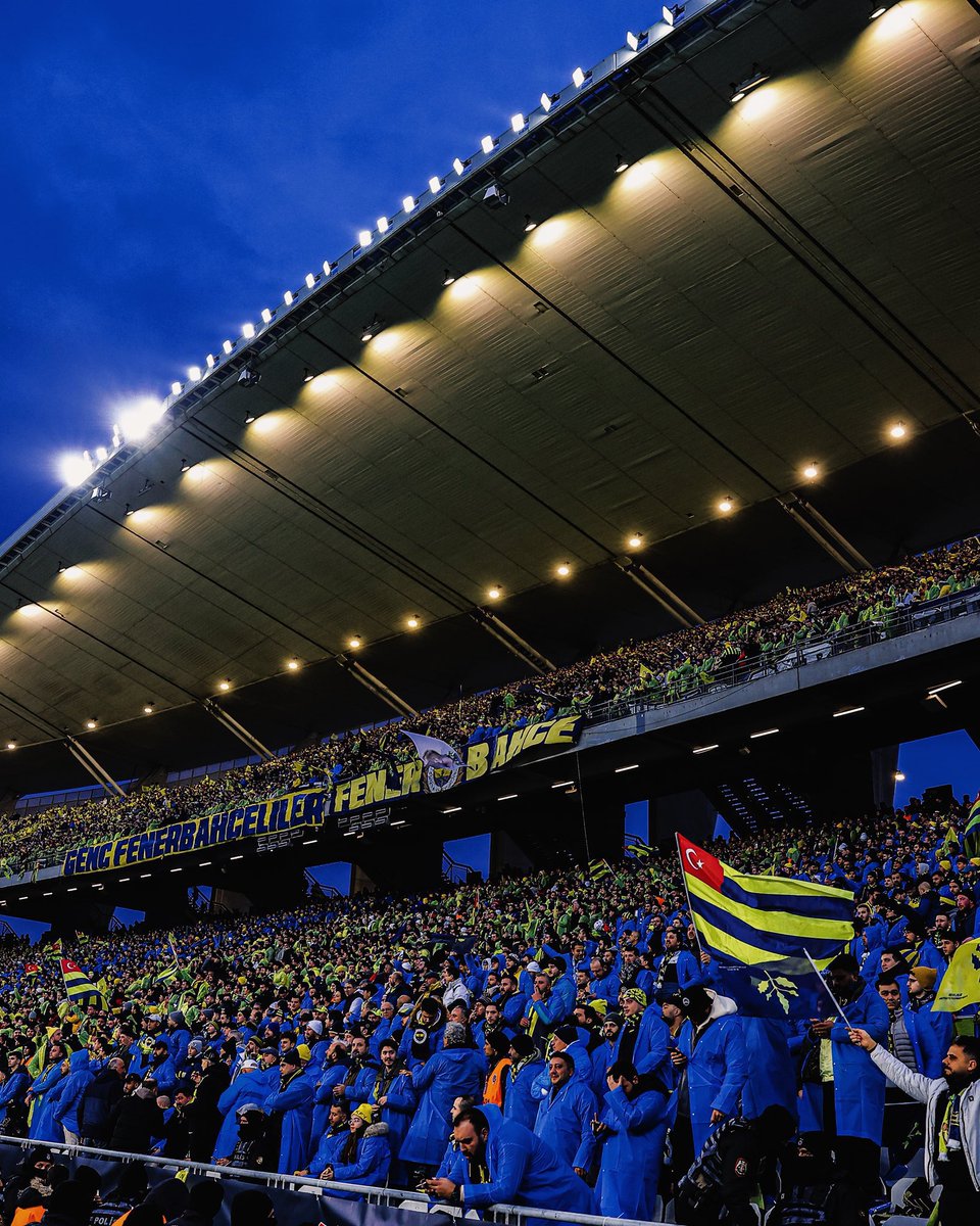 profibus2010's tweet photo. Dünyanın en güzel renkleri en güzel tribünü @Fenerbahce https://t.co/vXmRNO4uKR