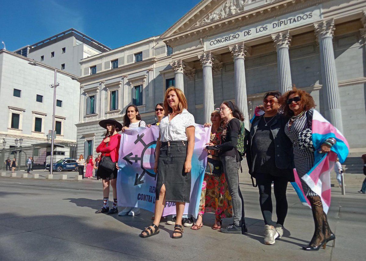 CambrolleMar's tweet image. El Defensor del Pueblo admite la queja de @PlataformaTrans y señala directamente la inacción del Ministerio del Interior. La Ley 4/2023 es clara: el reglamento para la adecuación documental de las personas transmigrantes debía estar hecho en marzo de 2024. No lo está. Punto. Esta…