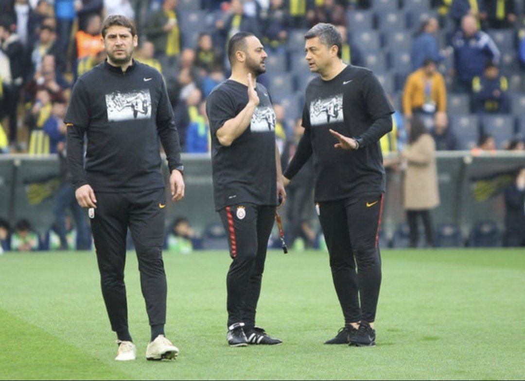 Fenerbahçe'nin efsanesi Can Bartu vefat ettiğinde Galatasaray onun resmini taşıyan t-shirt ile sahaya çıkmıştı. 
Zamanının gol kralı milli futbolcu Gökmen Özdenak için dün yapılan saygı duruşunda dün Fenerbahçe tribünlerinden yapılan yuhlama ve küfürler çok üzücü oldu...