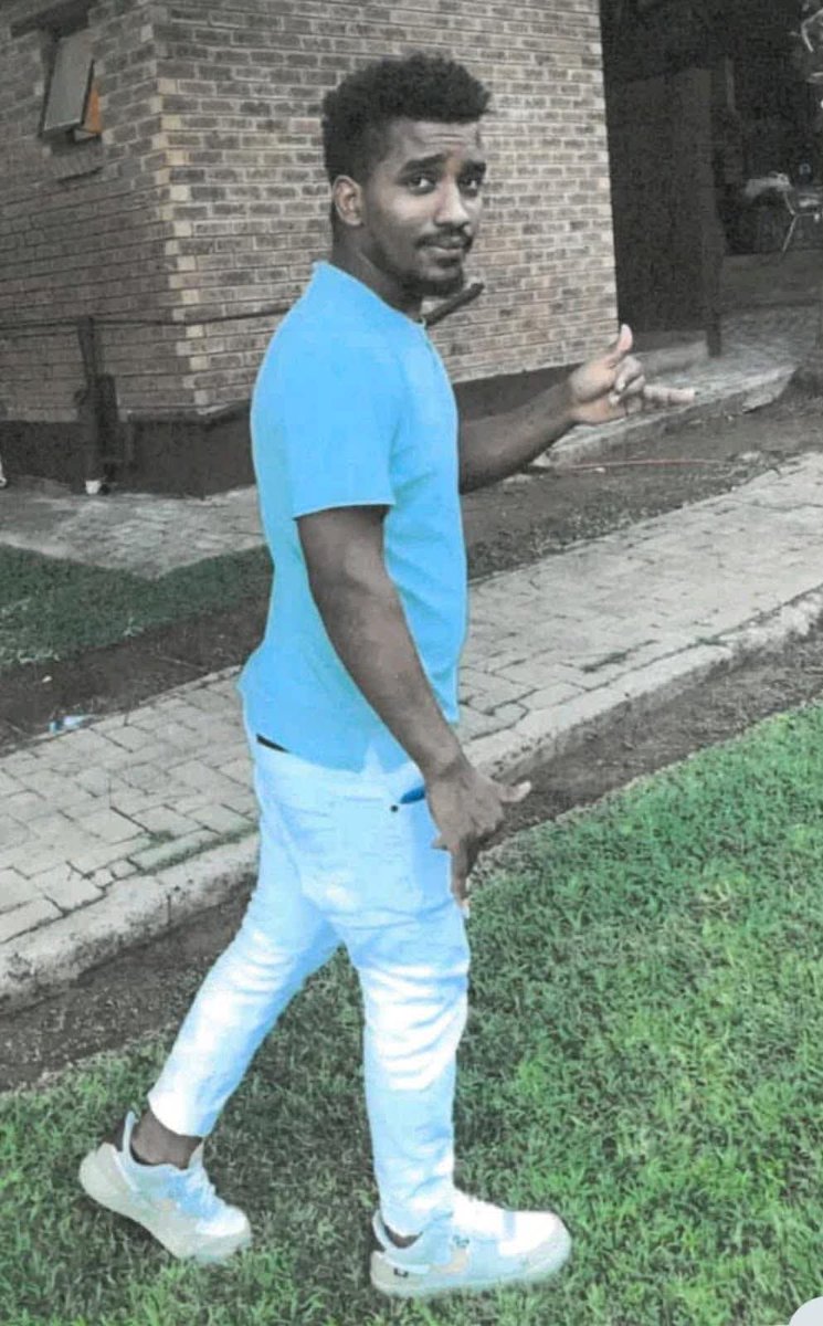 Seni_WaMboni's tweet image. This Pakistani rapist is still at large since last year, and we're still looking for him. He raped a 12cyear old child at a spaza shop in Ga-Mampa village in Limpopo. He was last spotted around Phalaborwa and must be captured ASAP. Let's stop sending our kids to foreign spaza…