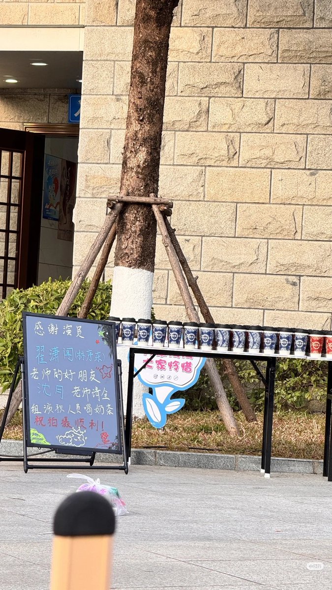zxwupdates's tweet image. #ShenYue sent her warm support for her bestie, Zhai Xiaowen, with milk tea to the #TheTasteOfVictory set for the cast and crew! 
Our cr9 fam🥰

#ZhaiXiaowen #翟潇闻