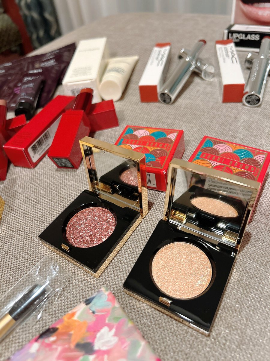 jing1809t's tweet photo. 購入品です💄どれも可愛すぎる😣❤️
ボビイブラウンのラメ欲しかったからめちゃくちゃ嬉しい！！トムフォードのアイシャドウも60%OFFなら買うよね😍
MACの口紅に関してはドラコス価格でやばい🤣🤣🤣 https://t.co/eRAqwH7ZN3