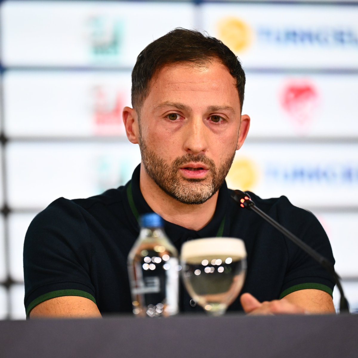 Babası gazetede matbaa işçisi, annesi ise bir temizlikçi. Masada ise sadece 3 çocuk için lüks olmayan yemekleri olan göçmen bir aile.

Futbol geçmişi yok, eski bir mühendis. Antrenör okulunu Nagelsmann'ın önünde tam puanla bitiren bir adam.

Almanya'da u9 takımını çalıştırmak ile