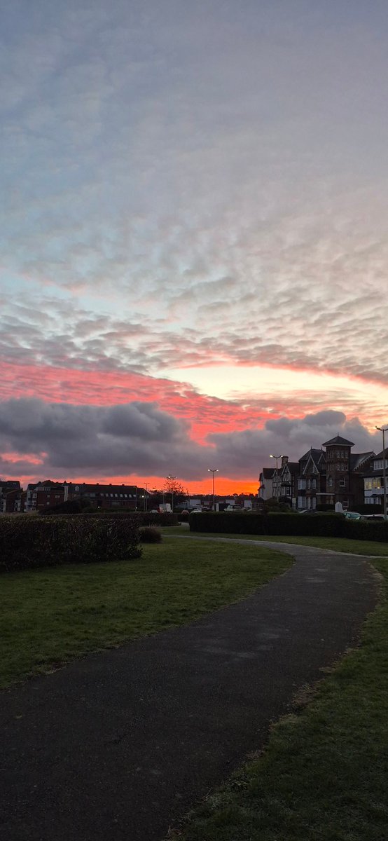 Another gorgeous sky early this morning 🌄 
#sundaymorning 
#sunday 
#MorningVibes 
#WeekendVibes 
#skies 
#sunrise