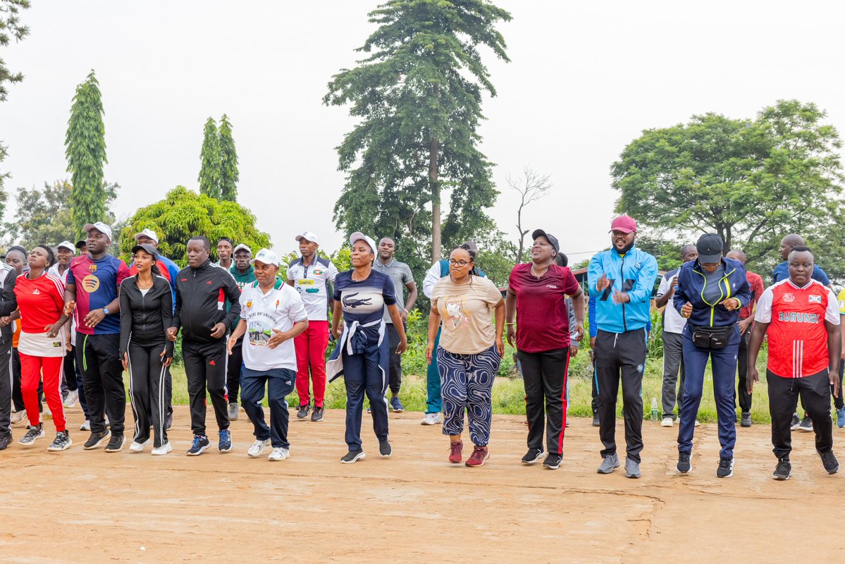 La Première Dame SE <a href="/Burundi1stLady/">Angeline Ndayishimiye Ndayubaha</a> a rejoint la population de la Province de #Bujumbura, ce dimanche 11 janvier 2026, dans une marche communautaire et sportive qui vise à encourager chacun à adopter un mode de vie actif pour préserver sa santé et son bien-être.