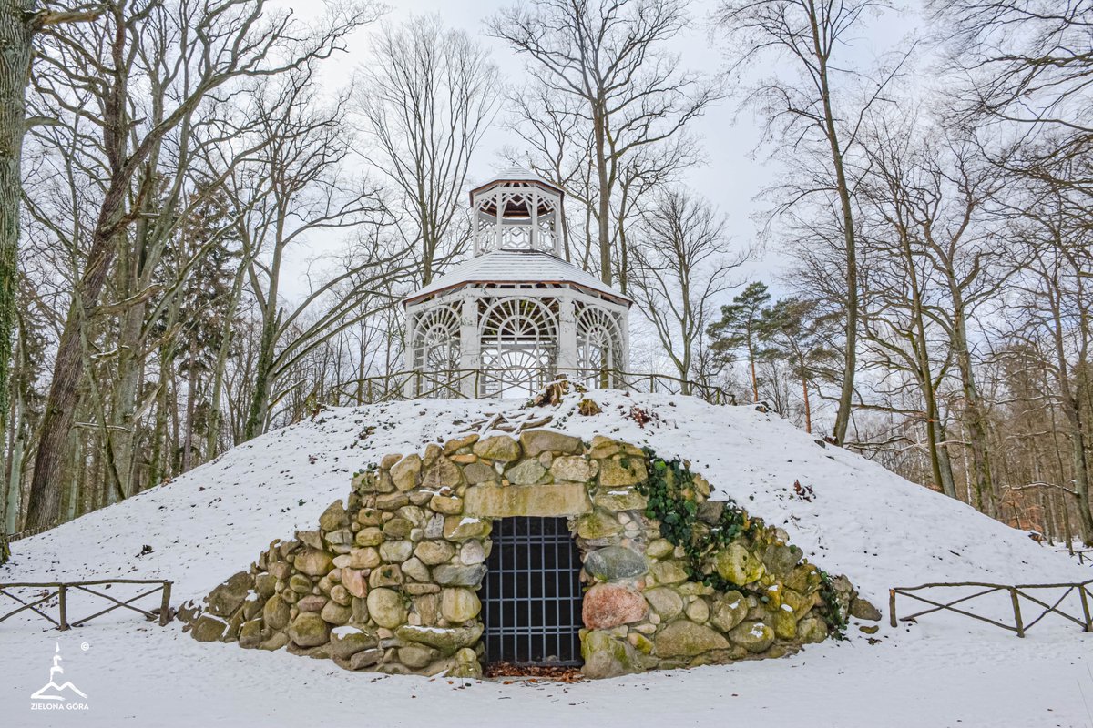 Zimowy urok Parku Książęcego Zatonie! Czy mieliście już okazję odkryć zimową magię w naszym pięknym parku? Jeśli nie, to czas to nadrobić! Zimowy spacer po malowniczych alejkach, otulonych białym puchem, to prawdziwa uczta dla zmysłów. #MiastoZG