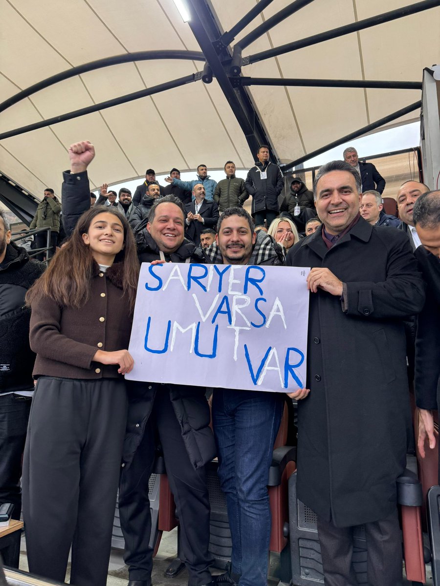 aksariyer's tweet image. Kalpler Lacivert Beyaz 💙🤍
Üç Puan Bizim! ⚽️

Sarıyer’imiz, evinde oynadığı Iğdır FK karşılaşmasını 1-0 kazanarak çok önemli bir üç puanı hanesine yazdırdı.

İlçe Başkanımız Halil İbrahim Kurşun ve teşkilatımızla birlikte tribündeki yerimizi alarak takımımıza destek olduk.…
