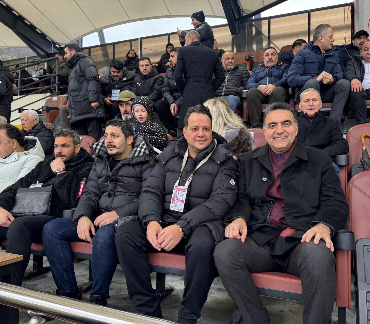 aksariyer's tweet image. Kalpler Lacivert Beyaz 💙🤍
Üç Puan Bizim! ⚽️

Sarıyer’imiz, evinde oynadığı Iğdır FK karşılaşmasını 1-0 kazanarak çok önemli bir üç puanı hanesine yazdırdı.

İlçe Başkanımız Halil İbrahim Kurşun ve teşkilatımızla birlikte tribündeki yerimizi alarak takımımıza destek olduk.…