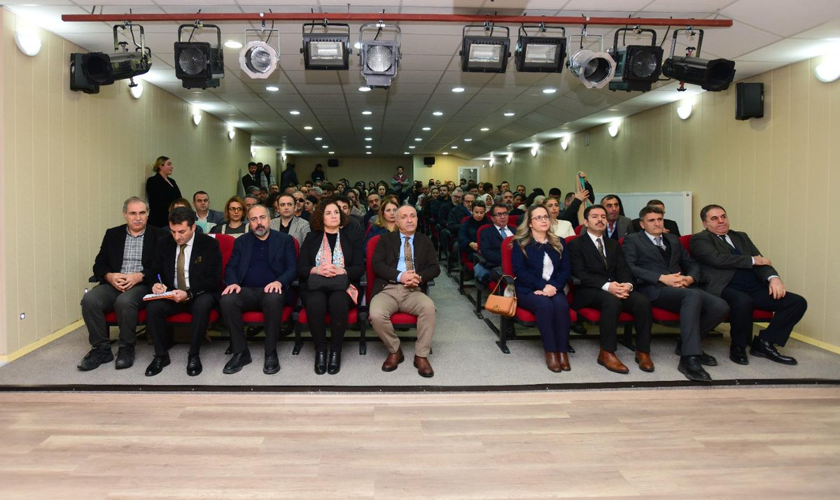 Van Yüzüncü Yıl Üniversitesi Ziraat Fakültesi tarafından, Türkiye’de tarımsal öğretimin 180. yılı dolayısıyla bir kutlama programı düzenlendi. Programda 2025 yılı akademik başarı ödülleri takdim edilirken, 30. hizmet yılını dolduran personele plaket verildi ve başarılı öğrenciler