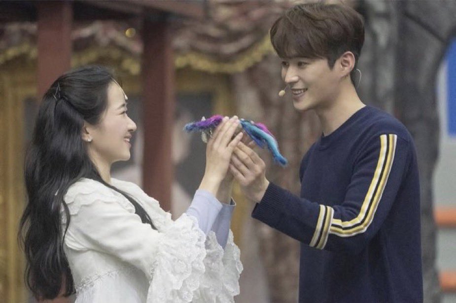 크리스틴이 벨라도바의 환생같다는 설을 ㄴㅁ좋아함 이 사진도 에릭이 크리스틴한테 새 모형 보여주는게 어린아이 모습같아서 좋음