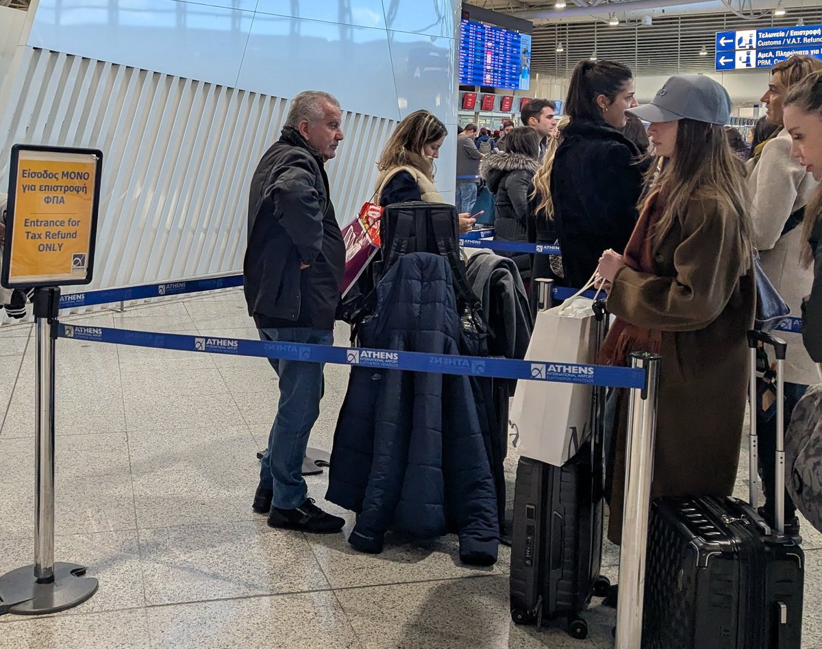 idiwnymo's tweet image. Εκαντοντάδες Iσραηλιvοί κάνουν πάνω από 100 μέτρα ουρά στο αεροδρόμιο για επιστροφή ΦΠΑ. Ψωνίζουν κ παίρνουν πίσω τον ΦΠΑ. Ούτε λεφτά δε σας αφήνουν οι εγκληματίες, κορόιδα.