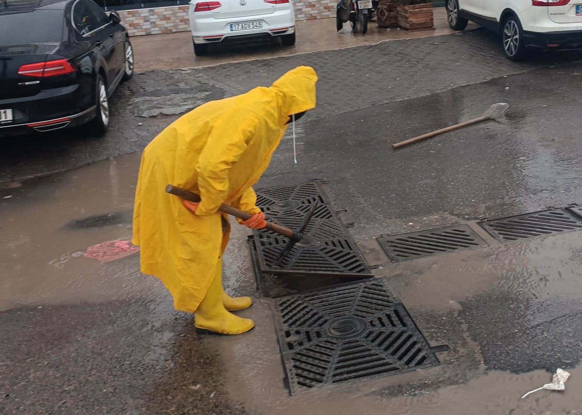 Sabahın erken saatlerinde yağışların başlamasıyla birlikte kurumumuz tarafından belirlenen kritik noktalara çalışma arkadaşlarımız yönlendirilmiş olup yağmur sularına müdahale edilmiştir.  Genel Müdürümüz Emin İZOL çalışma arkadaşlarımız ile beraber Haliliye, Eyyübiye ve+++
