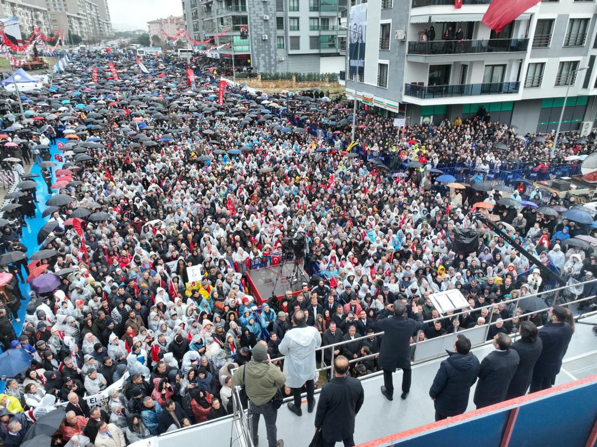 eczozgurozel's tweet image. İşte Denizli, işte meydan!

Biz gücümüzü sıcak salonlardan değil, milletin sinesinden alıyoruz.

Kışın ortasında beraber üşümeye, yağmurun altında birlikte ıslanmaya gelen Denizli halkına yürekten teşekkür ediyorum.

Hep birlikte bir devri kapatıp bir devri açacağız.

Bakan…