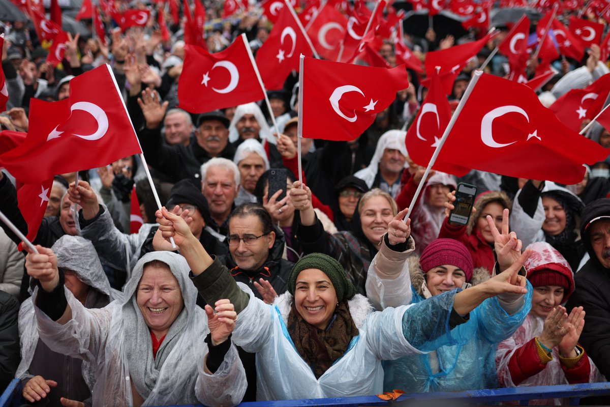 eczozgurozel's tweet image. İşte Denizli, işte meydan!

Biz gücümüzü sıcak salonlardan değil, milletin sinesinden alıyoruz.

Kışın ortasında beraber üşümeye, yağmurun altında birlikte ıslanmaya gelen Denizli halkına yürekten teşekkür ediyorum.

Hep birlikte bir devri kapatıp bir devri açacağız.

Bakan…