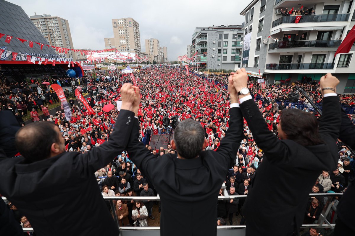 eczozgurozel's tweet image. İşte Denizli, işte meydan!

Biz gücümüzü sıcak salonlardan değil, milletin sinesinden alıyoruz.

Kışın ortasında beraber üşümeye, yağmurun altında birlikte ıslanmaya gelen Denizli halkına yürekten teşekkür ediyorum.

Hep birlikte bir devri kapatıp bir devri açacağız.

Bakan…
