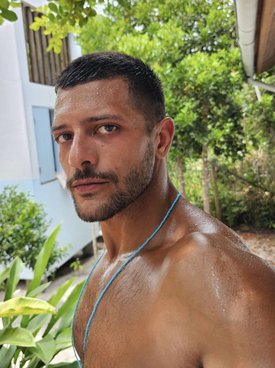 eolorr's tweet image. "Se dissesse que sou hétero, com certeza já teria protagonizado uma novela", diz Kelner Macêdo, em entrevista à Folha de S. Paulo. Homem gay, o astro da série ‘Tremembé’ declarou ainda que está solteiro.