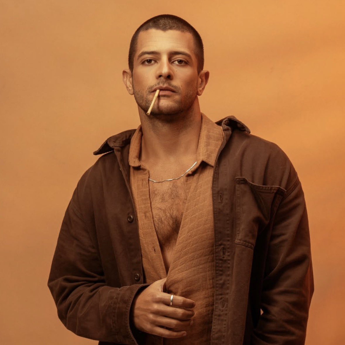 eolorr's tweet image. "Se dissesse que sou hétero, com certeza já teria protagonizado uma novela", diz Kelner Macêdo, em entrevista à Folha de S. Paulo. Homem gay, o astro da série ‘Tremembé’ declarou ainda que está solteiro.