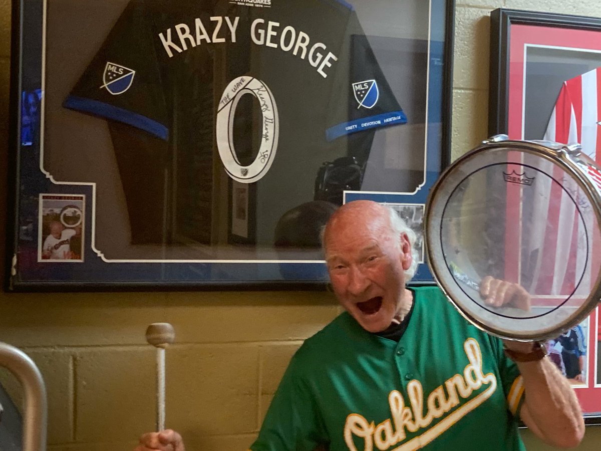 amit_D_'s tweet photo. The Mexican Wave didn't start in Mexico—or soccer!
It was invented by pro cheerleader Krazy George Henderson in North American sports (hockey/baseball) in the late 70s/early 80s.
First documented on Oct 15, 1981, at an Oakland A's vs Yankees playoff game! https://t.co/d6lcmLbohl