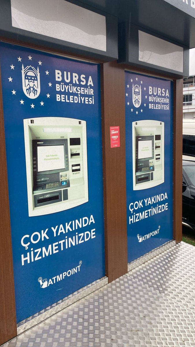 Belediyecilik tabela asmak, görüntü oluşturmak değil hizmete dönüşen somut adımlar atmaktır.
Büyükşehir belediyesi konserlere, şovlara milyonlar harcarken, Yiğitler Mahallesi Türkmenbaşı Caddesi’ne 7–8 ay önce konulan ATM’leri halâ çalıştır(a)mıyor.
Gösteriş var, hizmet yok.