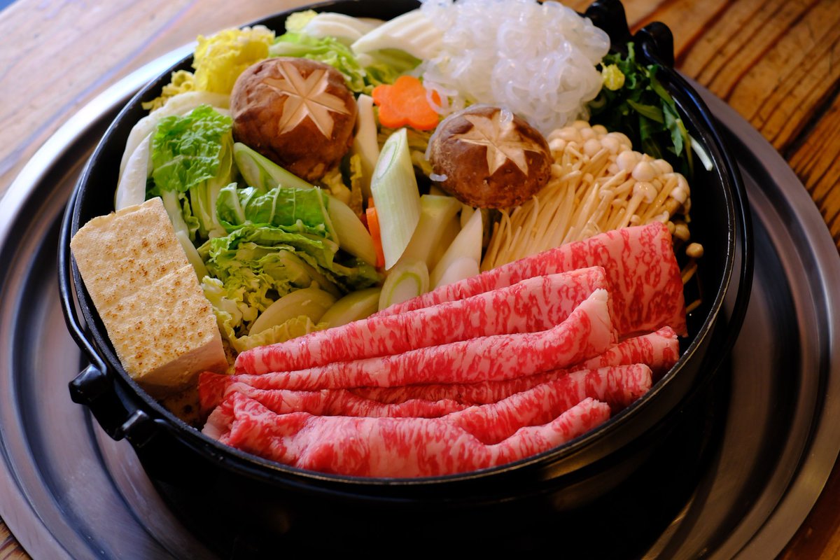 ArthurD_7's tweet photo. 肉初めにすき焼きしてきました。
肉は美味いしデカいし、ついでに野菜も摂れるし、最高でした。

#飯テロ神くー団 https://t.co/Nwj6asHnN0