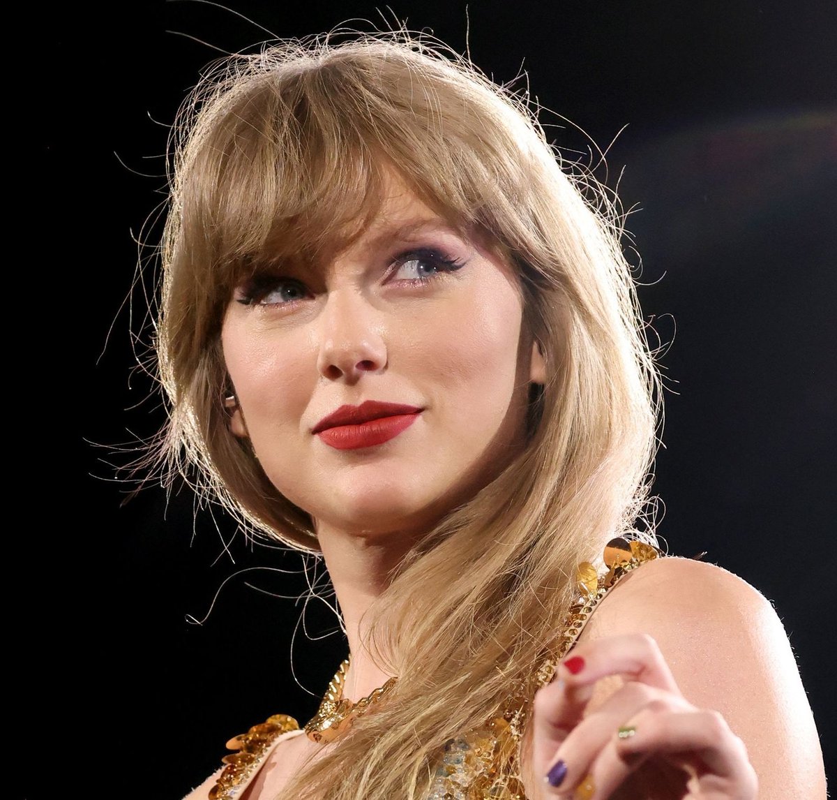 hairykirk's tweet image. Who is more popular?

🅰️ Cristiano Ronaldo 
🅱️ Taylor Swift