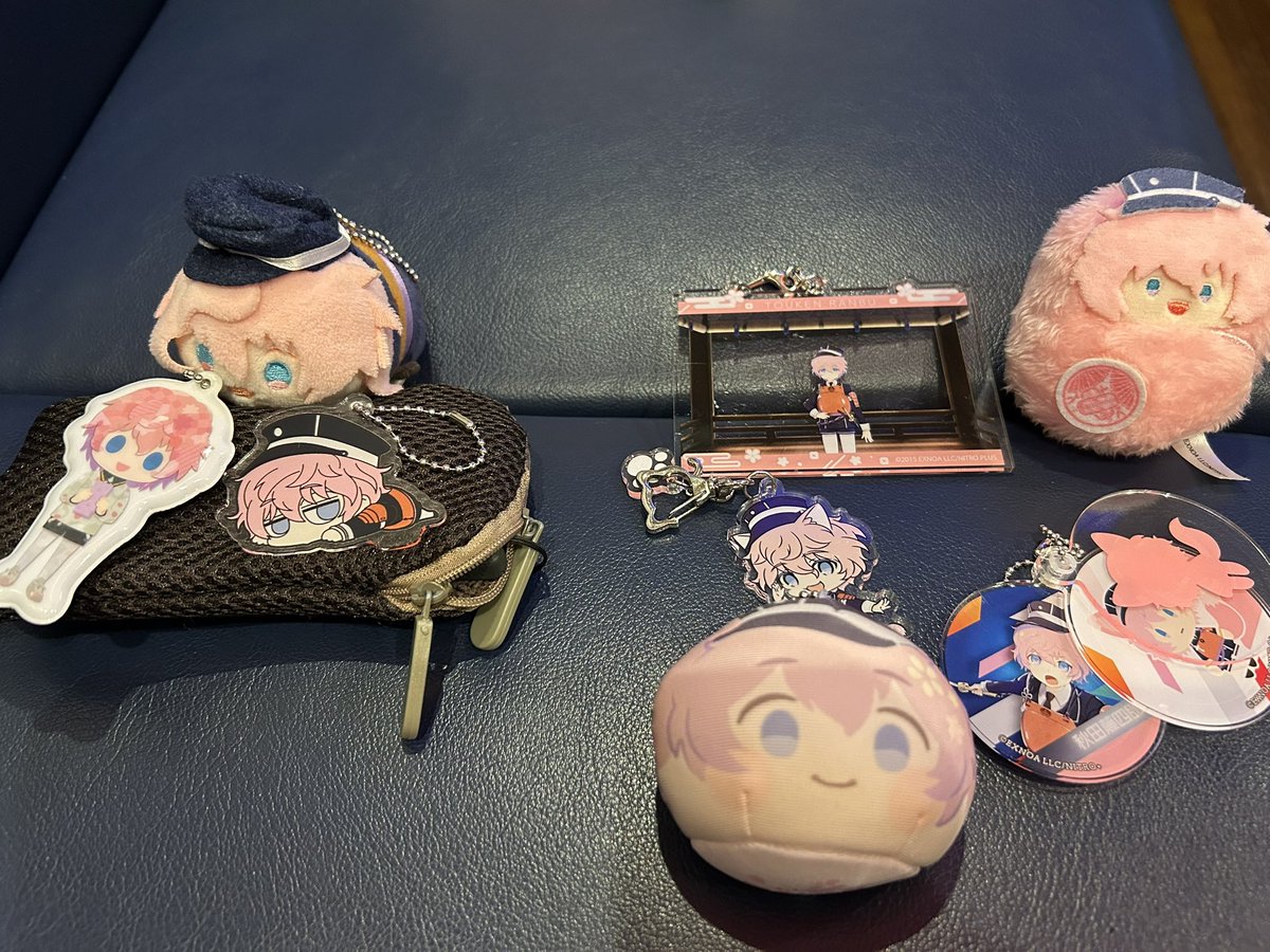 BoyEternity's tweet image. 右側が自費、自引きしたやつ
左３つが中古ショップでお迎えしたヤツ
おでかけわんぱくぬい欲しいなぁ…