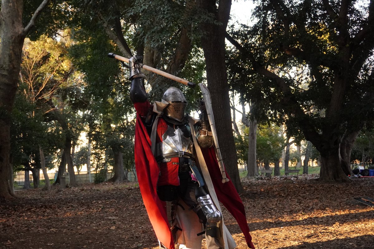 MSfjam's tweet image. 今日の甲冑ベストショッツ（当方撮影ぶん）

1. 光の戦士 VS 闇の戦士
2. 覚醒する光の戦士
3. 交戦
4. 勝ち誇る闇の戦士

このような光景は暗黒学園（主催：@Baketu_head ）で日常的にお目にかかることが出来ます。特に冬場は皆色々着込むのでオススメ！