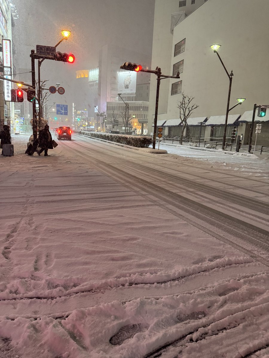 ace_marchao's tweet photo. 大雪です！
寒波が来ると聞いておりましたが・・・いやはや💦
正直、ちょっと舐めてました。明日からブーツ着用します👢

ものの2.3時間で凄く積もって、そのせいか、カラスさんも電線に群がっておりました。可哀想😢

皆様お足元にお気をつけください！
あ、オープン日はもう少しお待ち下さい🙇‍♂️ https://t.co/JrKbVh9cDj