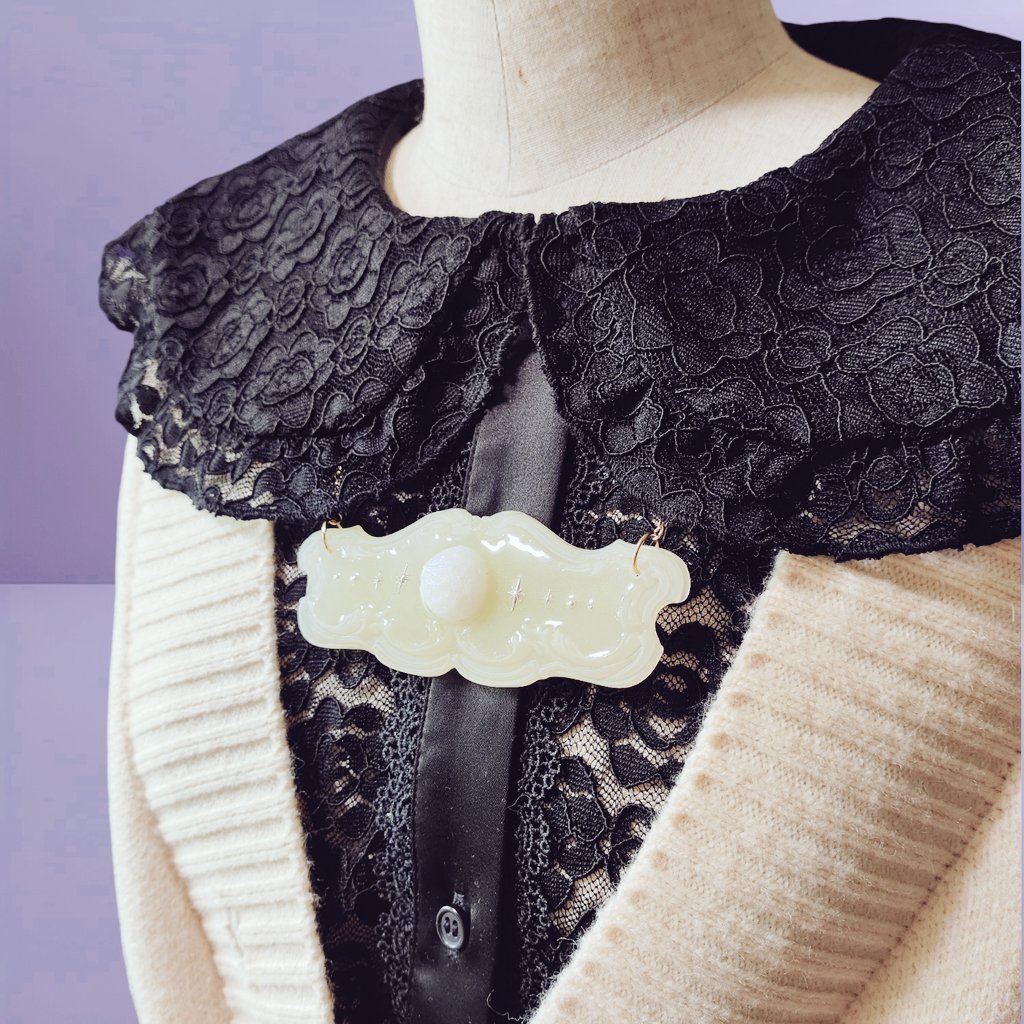 喫茶【月時間】の看板🌕️✨
胸元で存在感を放つ、満月がのぼる看板を模したネックレスです。
月が綺麗な夜にのみ開店すると言う神出鬼没の喫茶店、この看板を見かけたら……その扉を潜ってみてください。
秘密と魔法のひとときを、あなたに。
#まいにち魔法