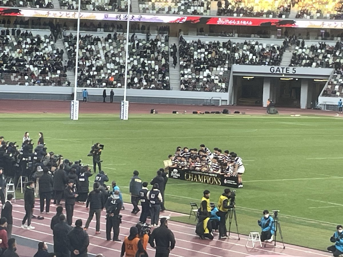 kumada88's tweet photo. 明治ラグビー🏉優勝おめでとう。
やりました。守り接点素晴らしい👍
こんなひたむきな明治ラグビーは見た事ない。南アフリカのラグビーのようでした。
良い日でした。乾杯🍻 https://t.co/spmCQcq1lx