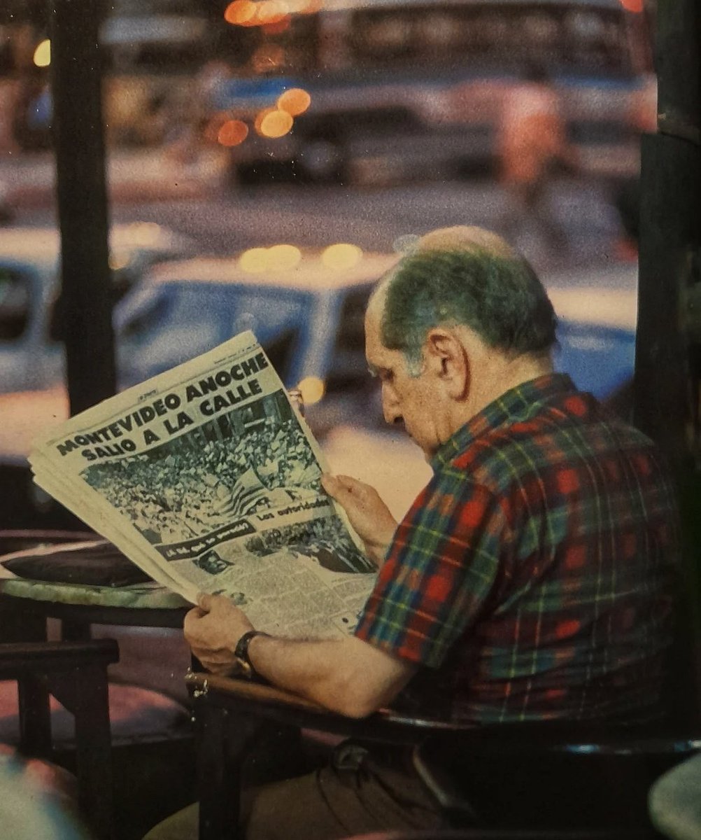 Se cumplen 45 años que <a href="/Uruguay/">Selección Uruguaya</a> conquistó la Copa de Oro. Explosión popular y alegría luego de muchos años de tristeza y oscuridad aunque se transitada la dictadura cívico militar. Esta foto y ese título; ese hombre leyendo el diario en el viejo Sorocabana reflejan aquel momento.